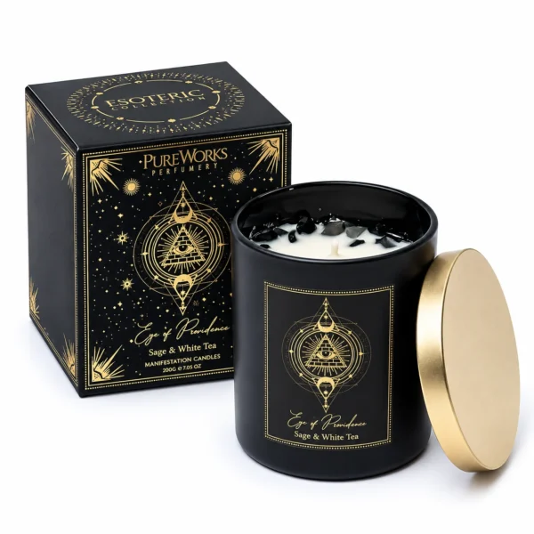 Song of India Manifestation Candle Eye of Providence 200 g με Sage & White Tea, μαύρο δοχείο, χρυσό καπάκι και συσκευασία