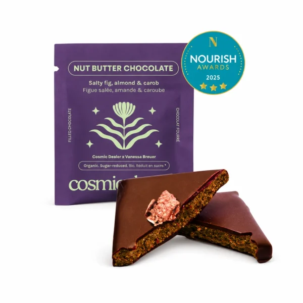 Cosmic Dealer Salty Fig & Roasted Almond 20g – Βιολογικό vegan σοκολατάκι με γέμιση από καβουρδισμένο αμύγδαλο, αποξηραμένο σύκο, χαρούπι, μια πρέζα αλάτι και μαύρη σοκολάτα 75%.