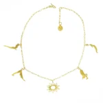 Κολιέ Ariana Ost Sun Salutation Charm Necklace με τέσσερα κρεμαστά σχέδια στάσεων γιόγκα και διακοσμητικό ήλιο.