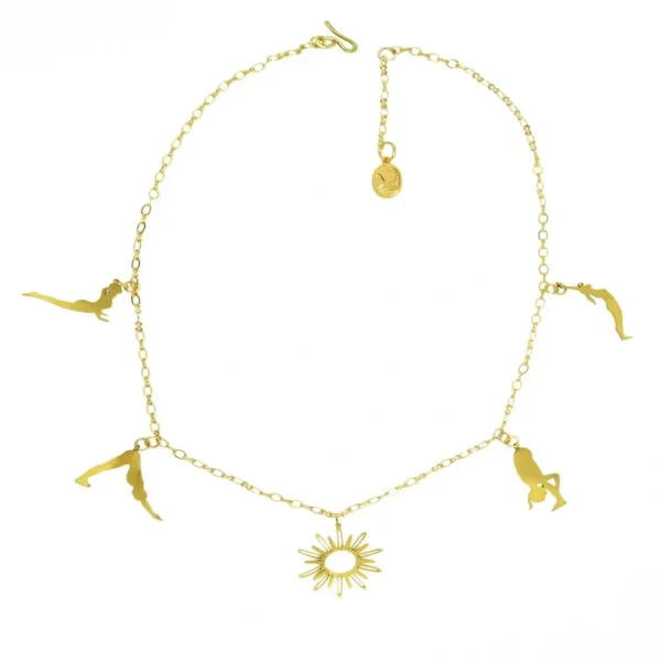 Κολιέ Ariana Ost Sun Salutation Charm Necklace με τέσσερα κρεμαστά σχέδια στάσεων γιόγκα και διακοσμητικό ήλιο.
