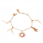 Βραχιόλι Ariana Ost Sun Salutation Charm Bracelet με τέσσερα κρεμαστά σχέδια στάσεων γιόγκα και διακοσμητικό ήλιο.