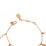 Κολιέ Ariana Ost Sun Salutation Charm Necklace με τέσσερα κρεμαστά σχέδια στάσεων γιόγκα και διακοσμητικό ήλιο.