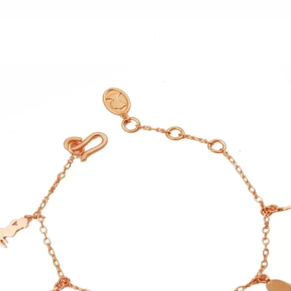 Κολιέ Ariana Ost Sun Salutation Charm Necklace με τέσσερα κρεμαστά σχέδια στάσεων γιόγκα και διακοσμητικό ήλιο.
