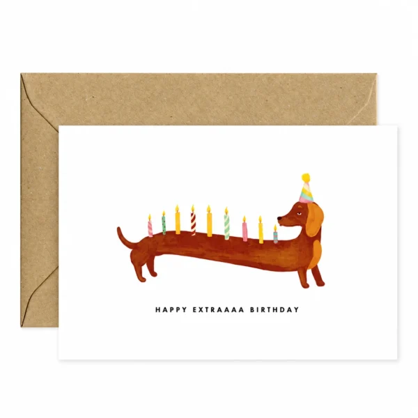 Ευχετήρια κάρτα γενεθλίων Dachshunds Extra Birthday της All The Ways To Say με σκυλάκι Dachshund, καπέλο πάρτι και πολύχρωμα κεράκια.
