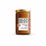 Buddy Buddy Cinnamon Roll – Βιολογικό αμυγδαλοβούτυρο με 94% αμύγδαλα, κανέλα, χουρμάδες, βανίλια και ανθό αλατιού, σε γυάλινο βάζο με λευκή ετικέτα.