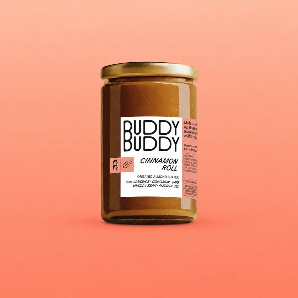 Buddy Buddy Organic Almond Butter Cinnamon Roll 260g – Βιολογικό αμυγδαλοβούτυρο με κανέλα και χουρμά σε γυάλινο βάζο.