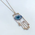Κολιέ Ariana Ost Healing Crystal Hamsa Necklace με μενταγιόν σε σχήμα χεριού Hamsa, διακοσμημένο με κρυστάλλους.