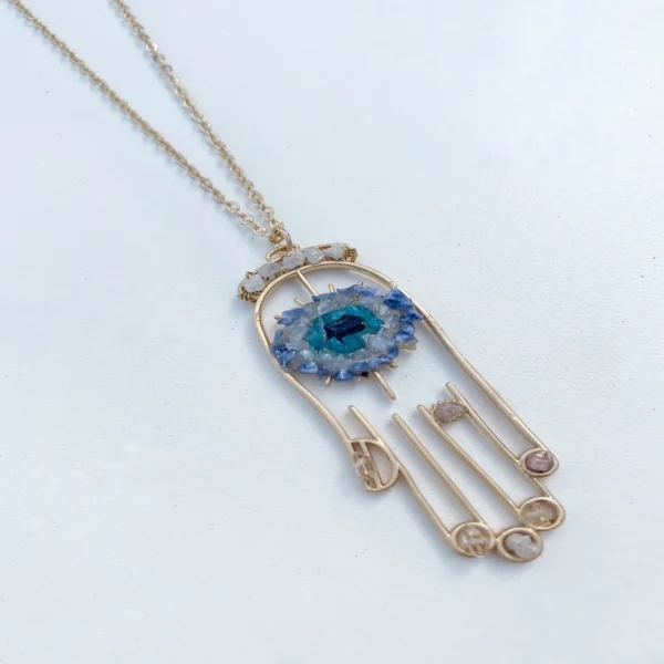 Κολιέ Ariana Ost Healing Crystal Hamsa Necklace με μενταγιόν σε σχήμα χεριού Hamsa, διακοσμημένο με κρυστάλλους.