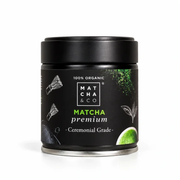 Matcha & Co Premium 30g – Βιολογικό ιαπωνικό matcha τελετουργικής ποιότητας σε μαύρη συσκευασία.