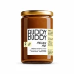 Buddy Buddy Pecan Pie – Βιολογικό βούτυρο πεκάν με 92% ξηρούς καρπούς πεκάν, χουρμάδες, μελάσα, βανίλια και ανθό αλατιού, σε γυάλινο βάζο με χρυσό καπάκι.