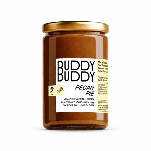Buddy Buddy Pecan Pie – Βιολογικό βούτυρο πεκάν με 92% ξηρούς καρπούς πεκάν, χουρμάδες, μελάσα, βανίλια και ανθό αλατιού, σε γυάλινο βάζο με χρυσό καπάκι.