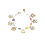 Βραχιόλι Ariana Ost Chakra Charm Bracelet σε χρυσό χρώμα, με κρεμαστά σύμβολα των τσάκρα και πολύχρωμες πέτρες.