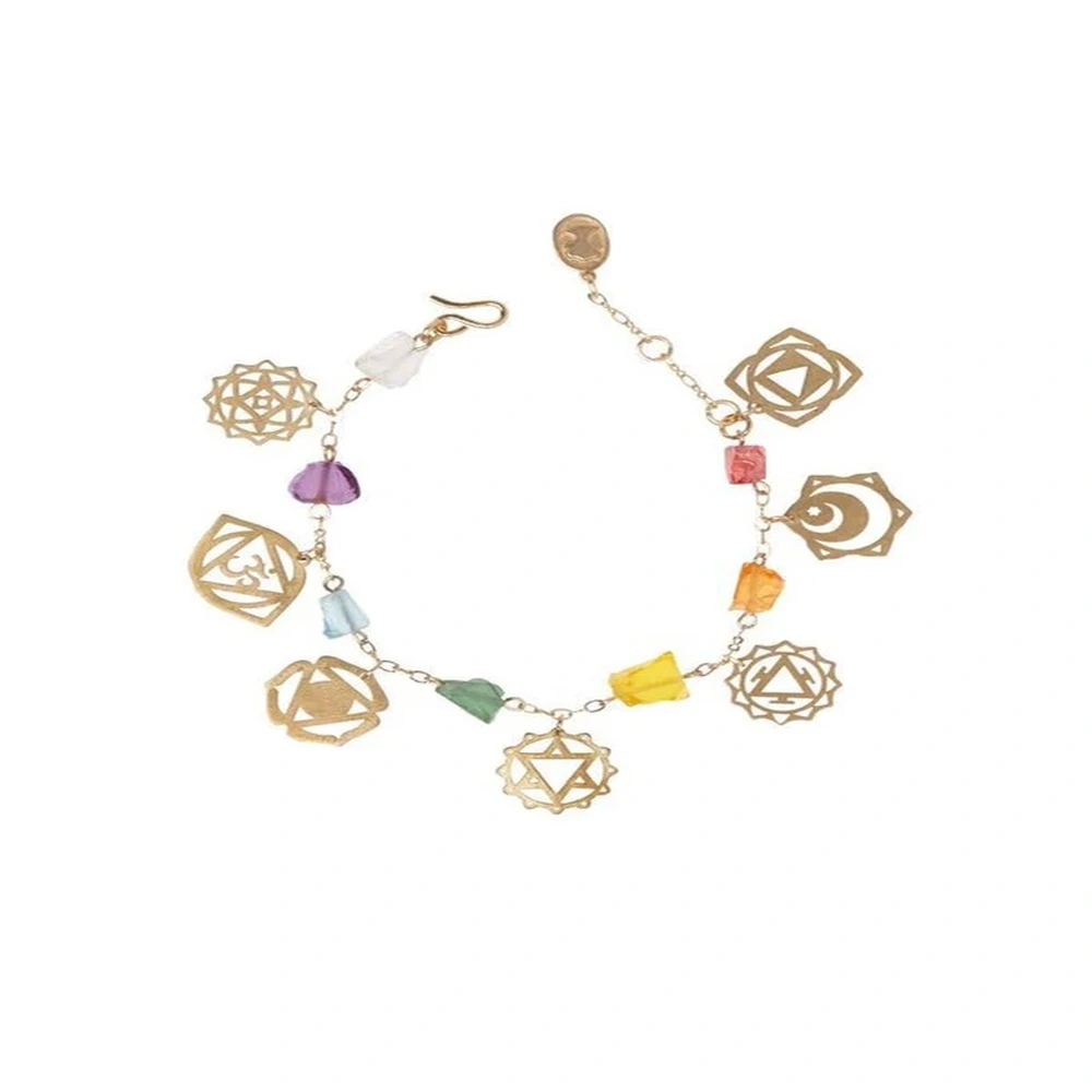 Βραχιόλι Ariana Ost Chakra Charm Bracelet σε χρυσό χρώμα, με κρεμαστά σύμβολα των τσάκρα και πολύχρωμες πέτρες.