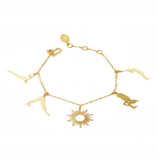 Βραχιόλι Ariana Ost Sun Salutation Charm Bracelet με τέσσερα κρεμαστά σχέδια στάσεων γιόγκα και διακοσμητικό ήλιο.
