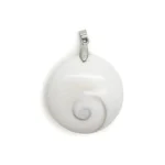 Λευκό στρογγυλό μενταγιόν Gomati Chakra 4cm με ασημί κούμπωμα.