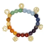 Πολύχρωμο βραχιόλι 7 Chakras με φυσικές πέτρες 8mm και χρυσά διακοσμητικά σύμβολα τσάκρα, πλάγια όψη.